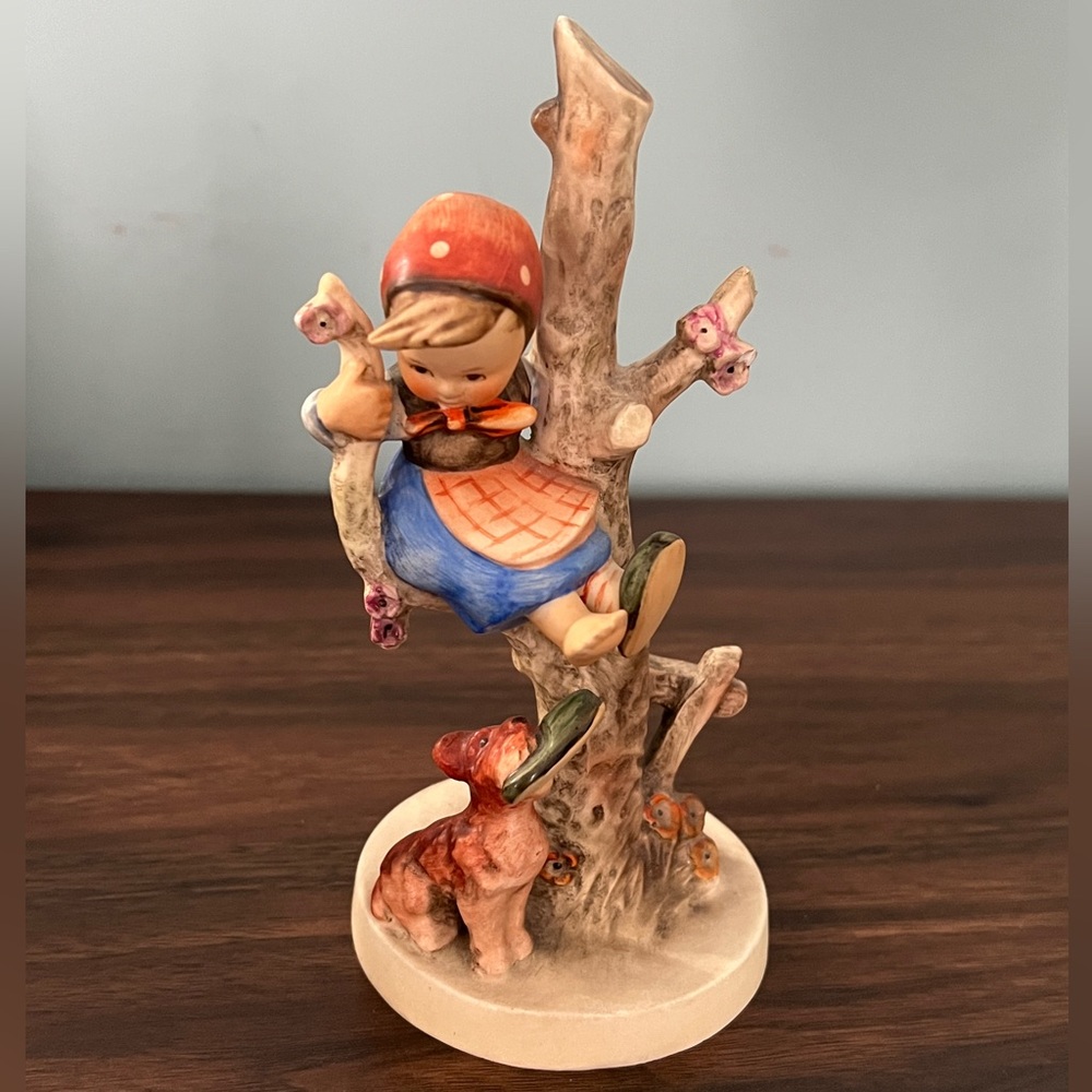 Charming‎ Figurine, out of danger with Child and Dog